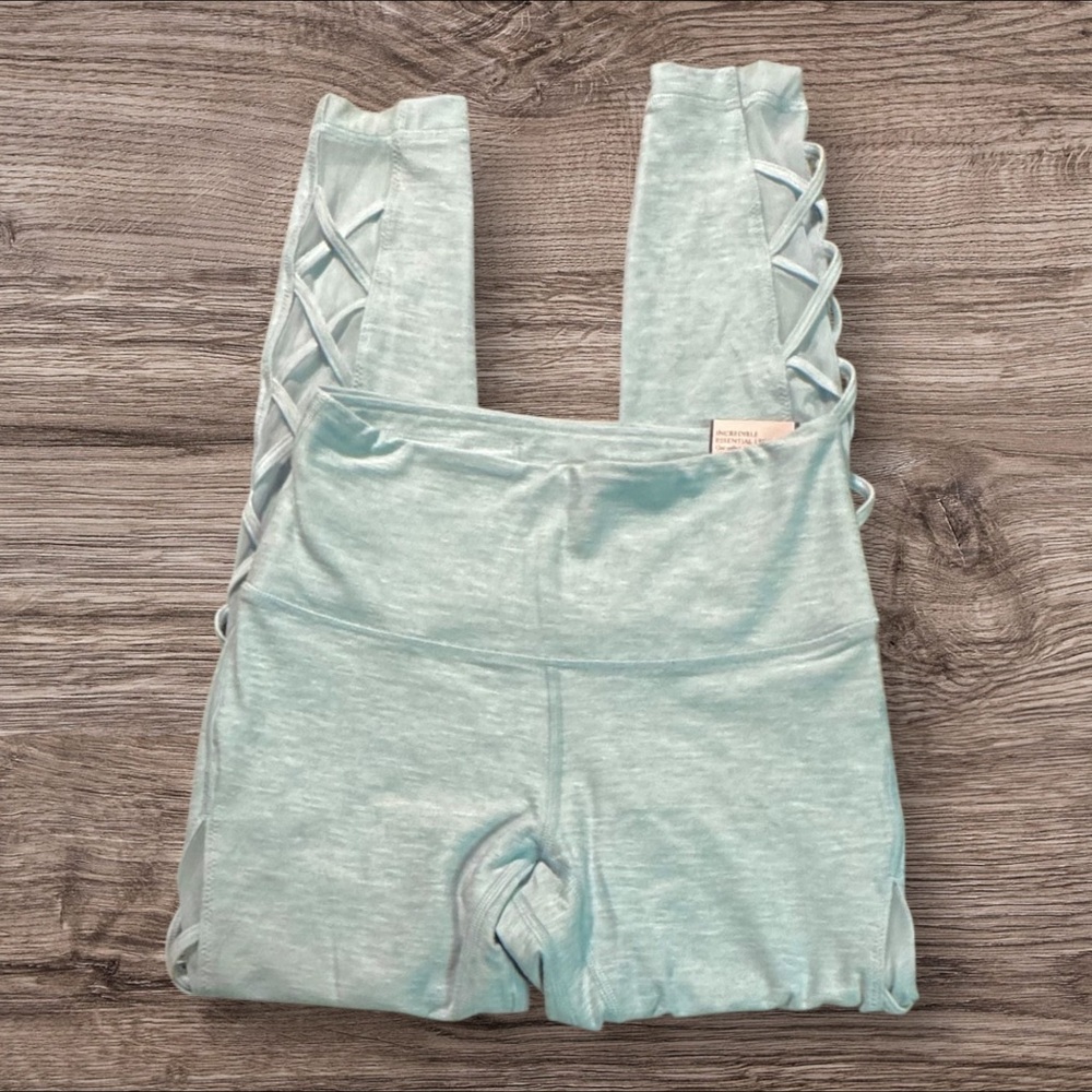NWT Victoria’s Secret Light‎ Blue 7/8 Length Leggings with Side Detail Size 4